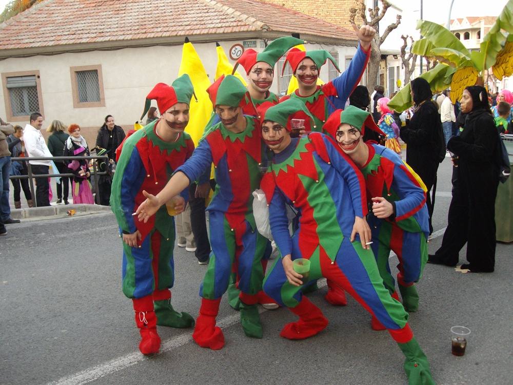 Cientos de personas participan en el desfile de carnaval de Pliego