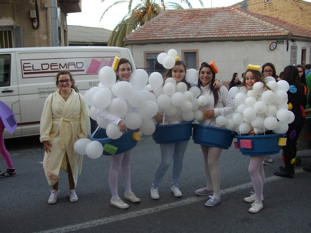 Cientos de personas participan en el desfile de carnaval de Pliego