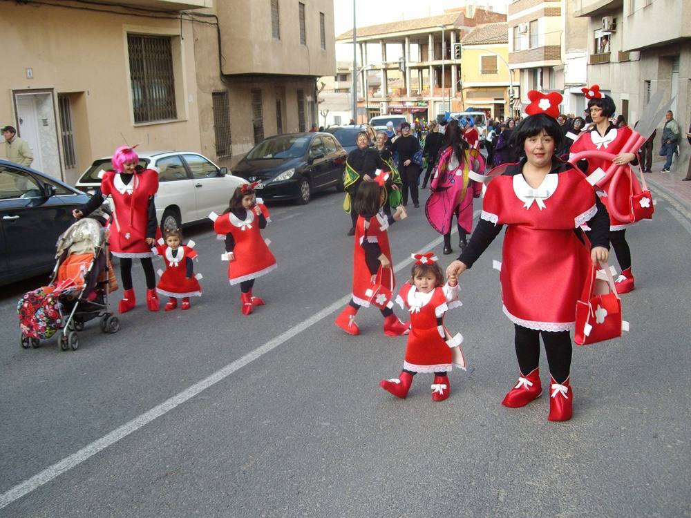 Cientos de personas participan en el desfile de carnaval de Pliego