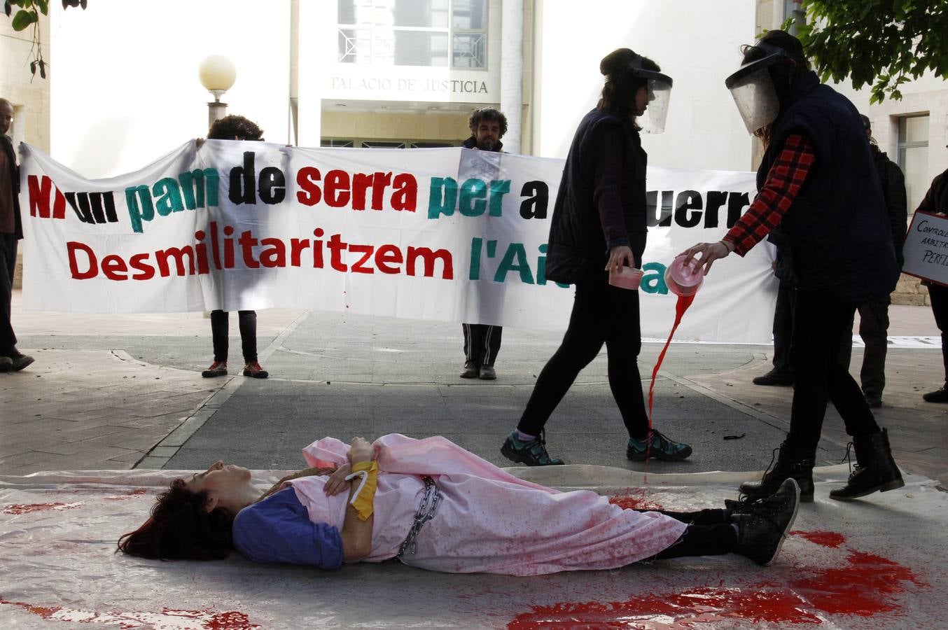 Protesta antimilitarista a las puertas del Juzgado de Benalúa