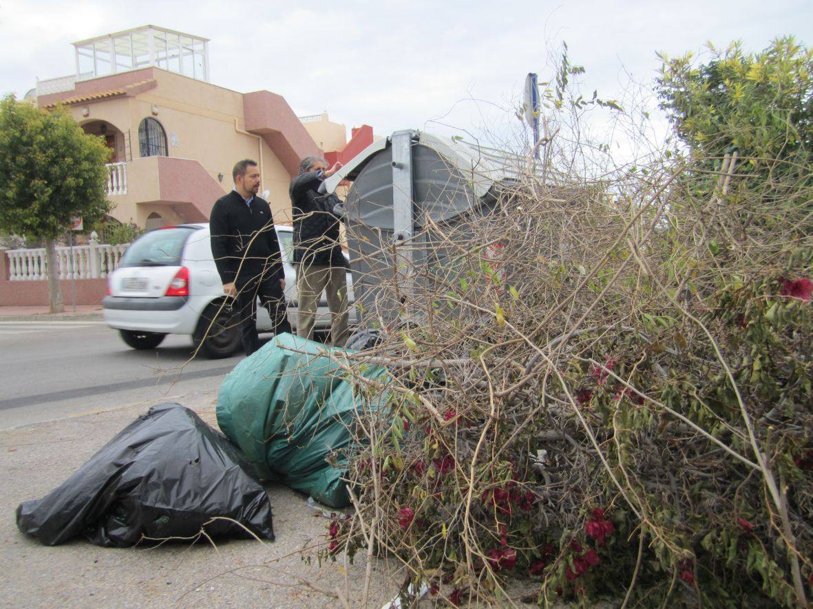 Acumulación de basuras en urbanizaciones de Orihuela