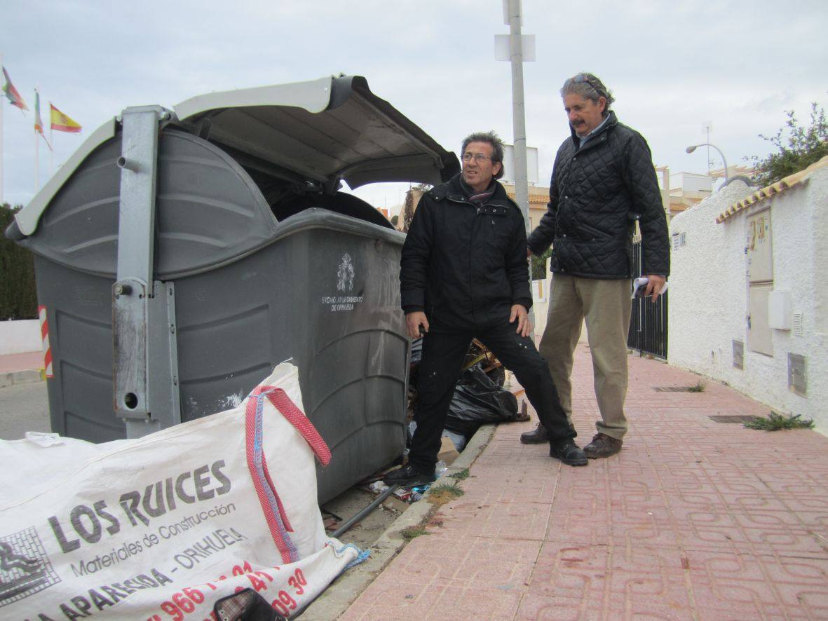 Acumulación de basuras en urbanizaciones de Orihuela