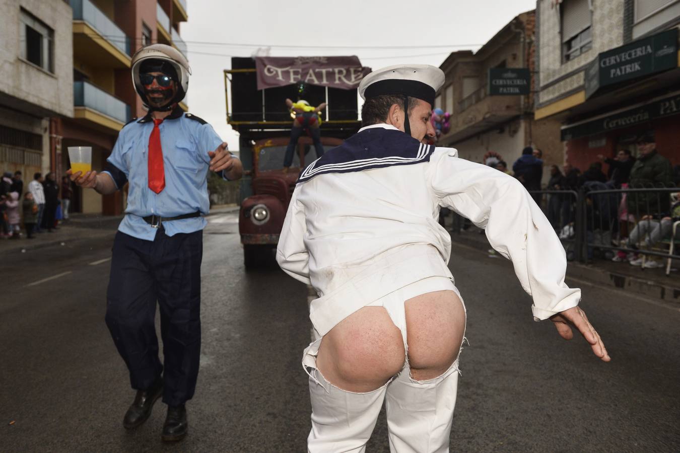 Pablo Iglesias y La Pantoja bailan en Cabezo de Torres