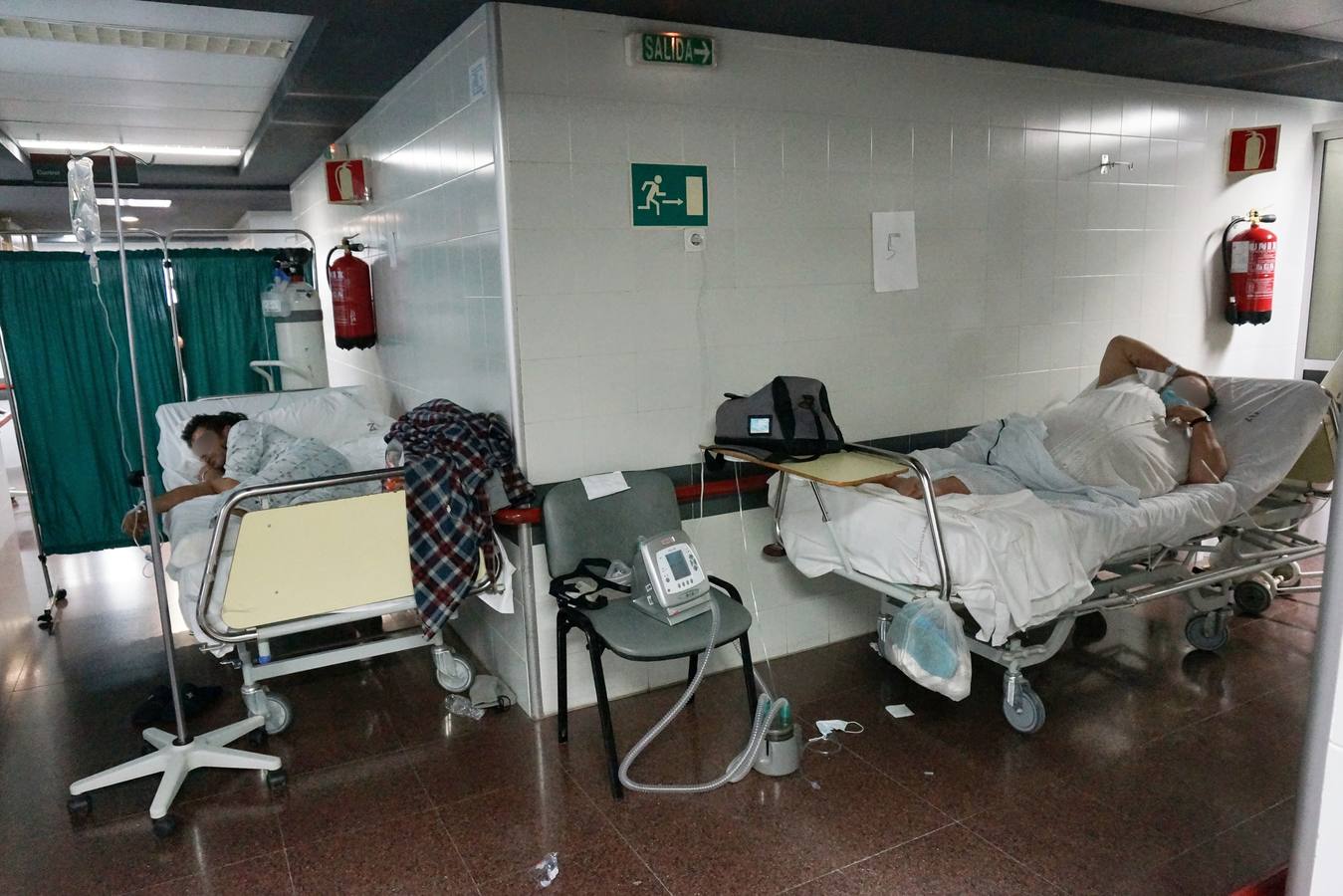 (16-02) Los hospitales afrontan su segundo mes de saturación en los servicios de Urgencias. Lejos de remitir, la afluencia de pacientes sigue siendo muy alta. En el Virgen de la Arrixaca se vivió ayer una nueva jornada complicada, cercana al colapso.