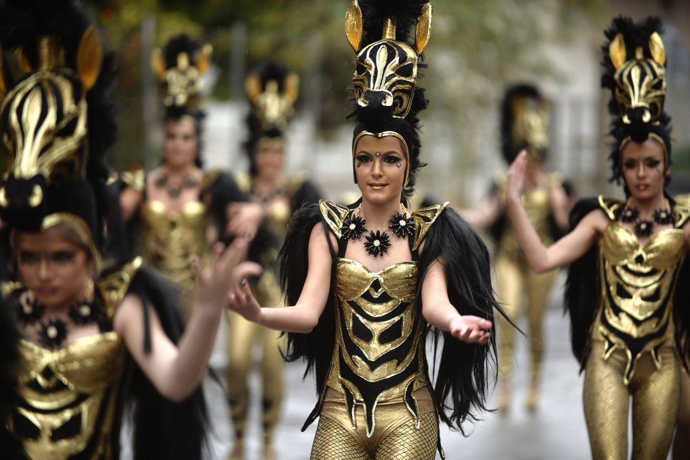 (17-02) Los carnavaleros del Cabezo de Torres volvieron a la carga con el segundo gran desfile. Los grupos sacaron sus trajes, sus bailes y su inmensa alegría por las calles de la pedanía para dejar claro que no puede parar la fiesta