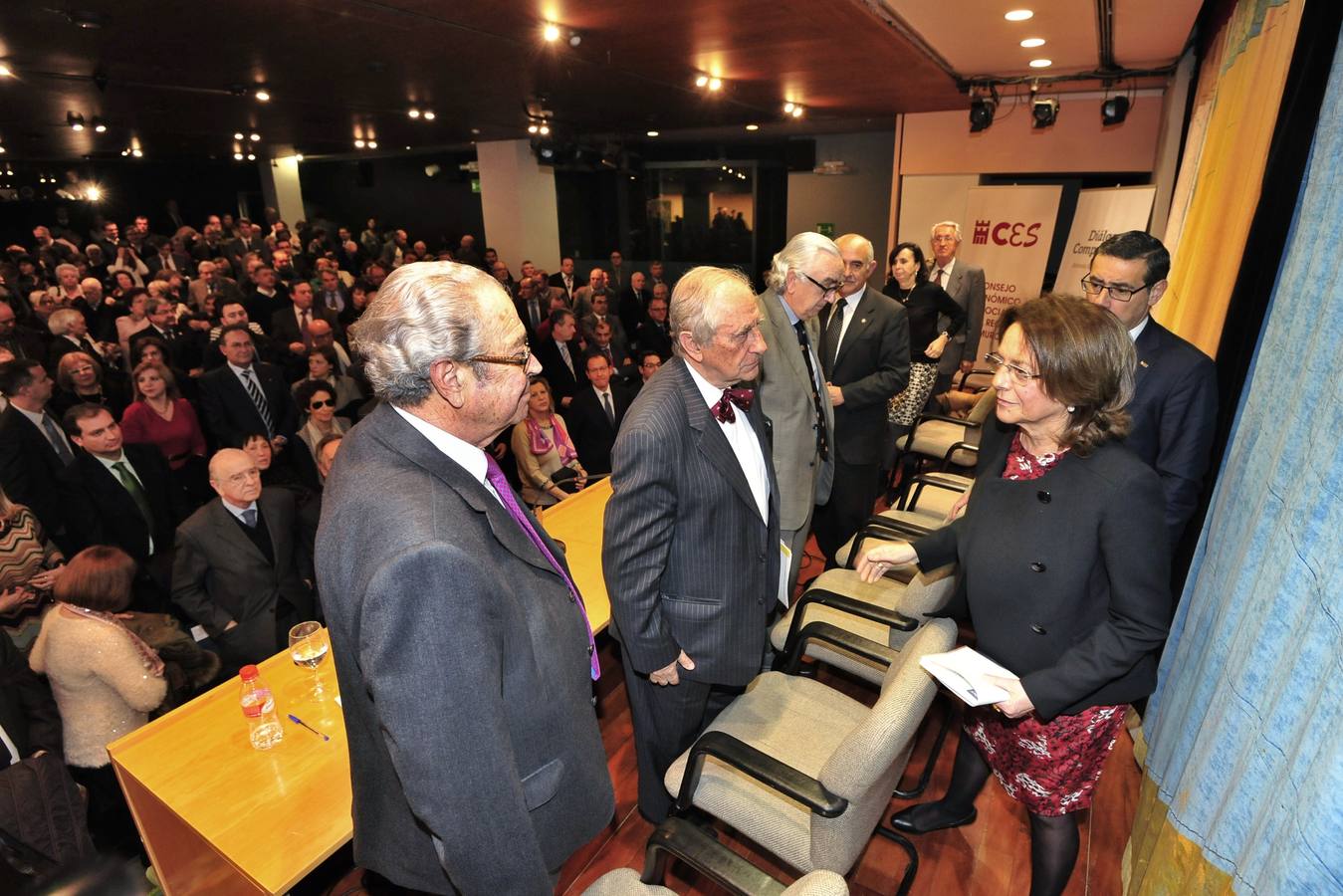 (20-02) El Consejo Económico y Social de la Región de Murcia organizó un acto en recuerdo y homenaje a Antonio Reverte Navarro, Tono para sus amigos, quien fuera presidente del organismo desde su creación en 1993 hasta su fallecimiento el pasado 7 noviembre. El acto organizado se celebraró, a las 12.30 horas, en el Aula de Cultura Cajamurcia en Murcia.