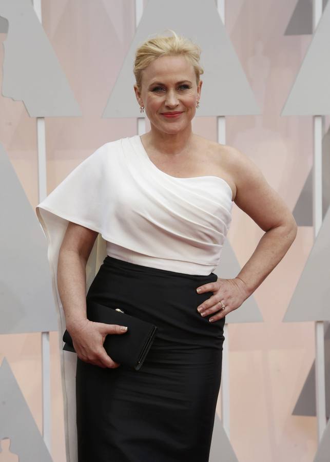 Patricia Arquette, candidata a mejor actriz secundaria por su papel en 'Boyhood', posa a su llegada al Dolby Theatre.