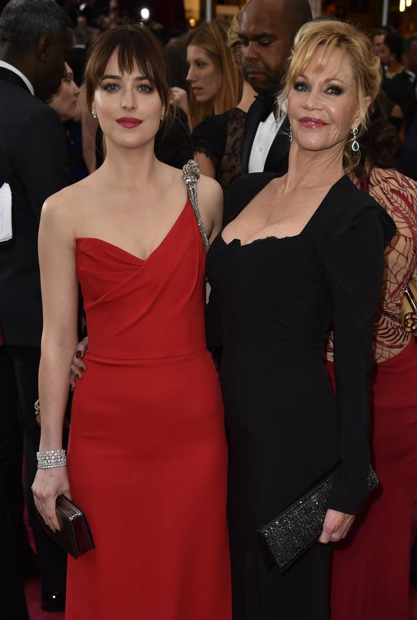 Dakota Johnson, protagonista de 'Cincuenta sombras de Grey, posa junto a su madre, Melanie Griffith, a su llegada al Dolby Theatre de Los Ángeles.