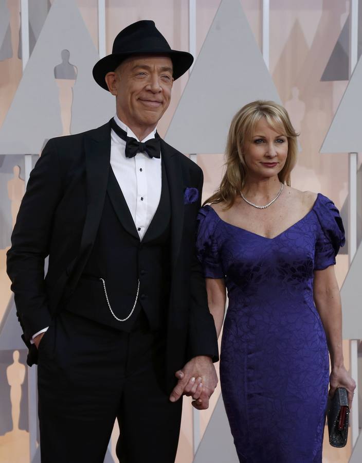 J. K. Simmons, candidato a mejor actor de reparto por su papel en 'Whiplash', posa junto a su mujer, Michelle, a su llegada al Dolby Theatre de Los Ángeles.