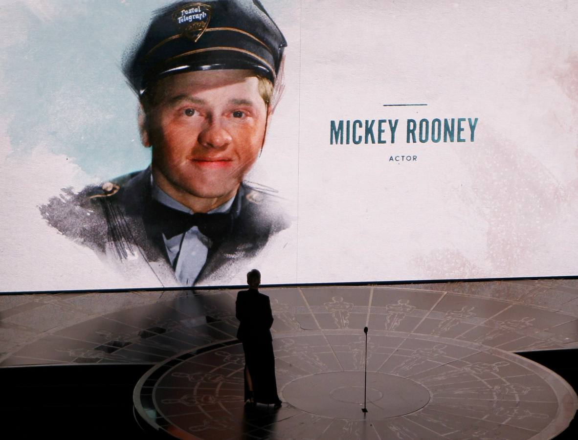 El actor Mickey Rooney es homenajeado en un momento de la ceremonia.