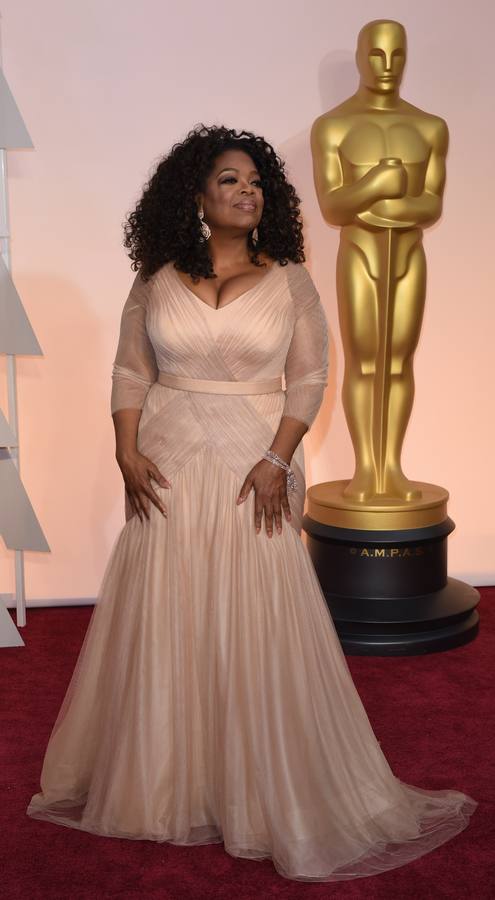 Oprah Winfrey, productora de 'Selma', posa a su llegada al Dolby Theatre de Los Ángeles.