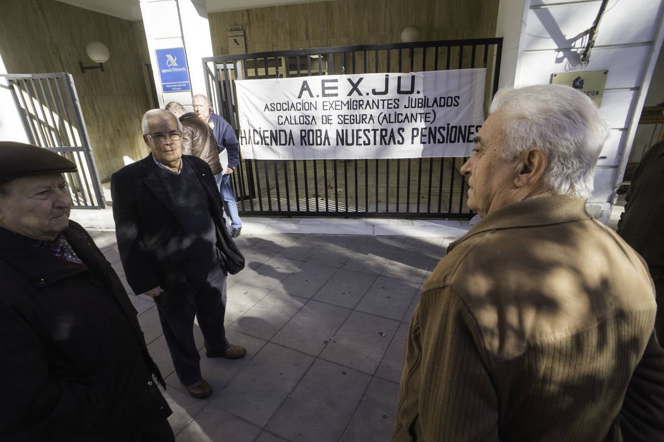 Un jubilado se encadena a la puerta de Hacienda en Orihuela