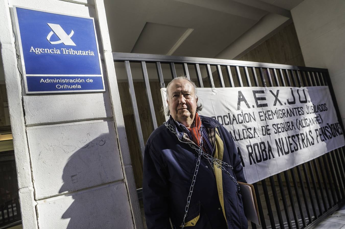 Un jubilado se encadena a la puerta de Hacienda en Orihuela