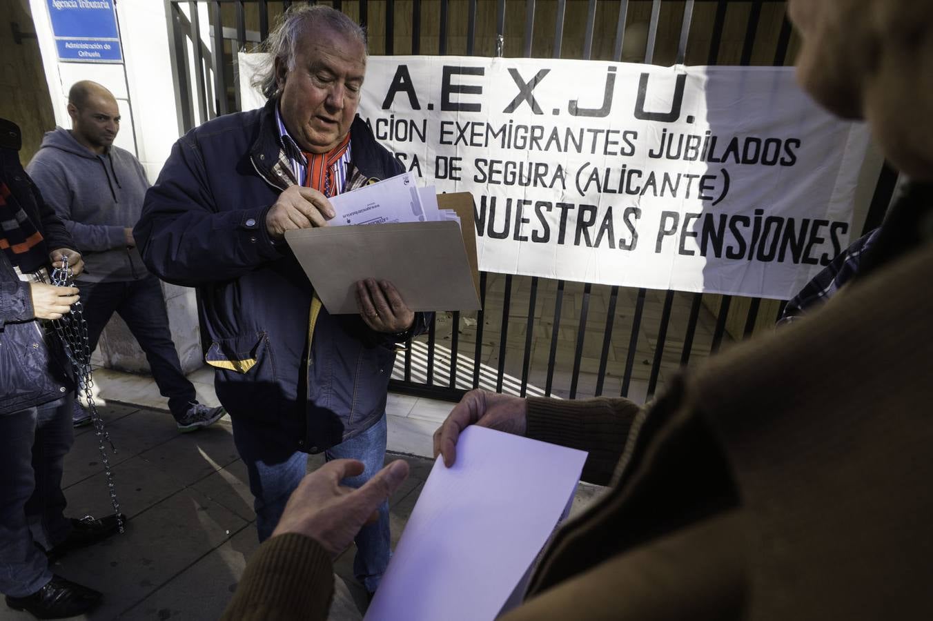 Un jubilado se encadena a la puerta de Hacienda en Orihuela