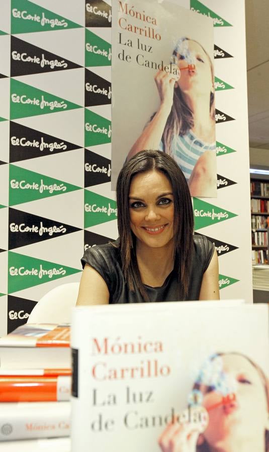 Mónica Carrillo firma su libro