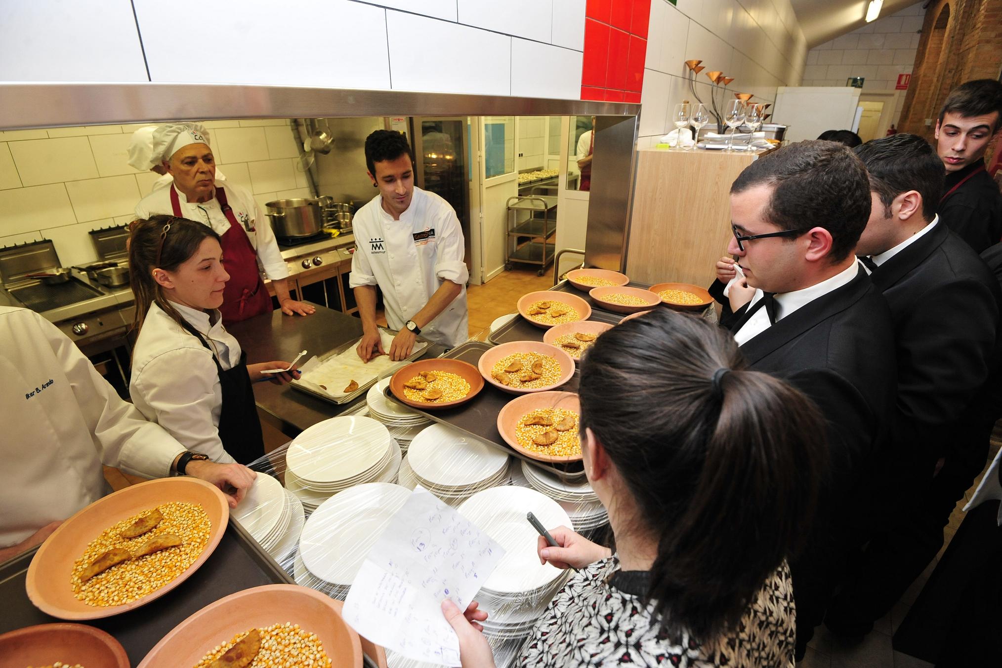 Eneko Atxa da su toque especial a la cena del GastroTEA