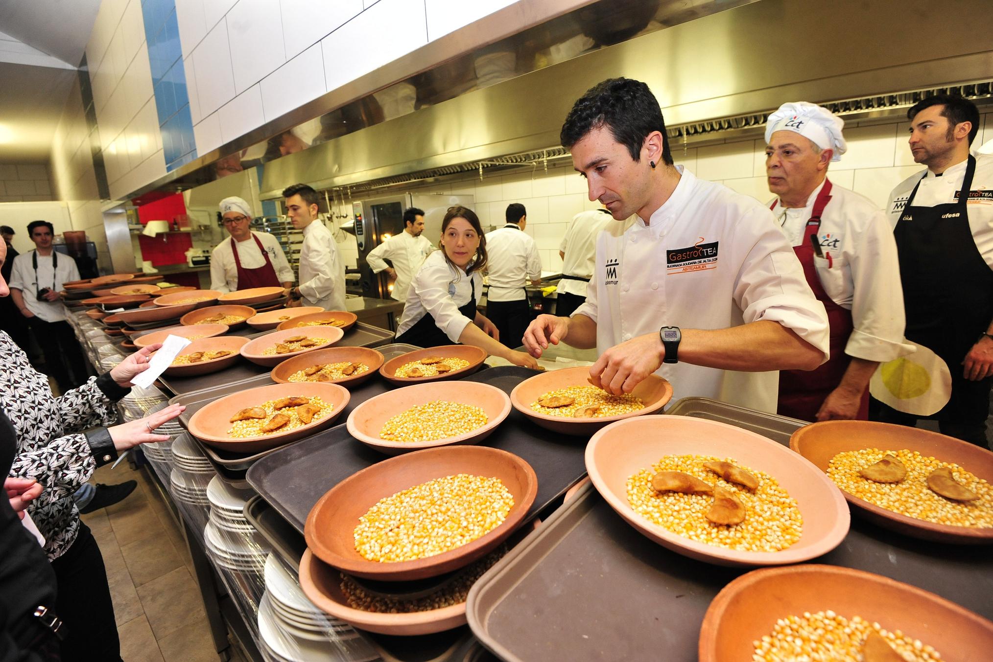 Eneko Atxa da su toque especial a la cena del GastroTEA