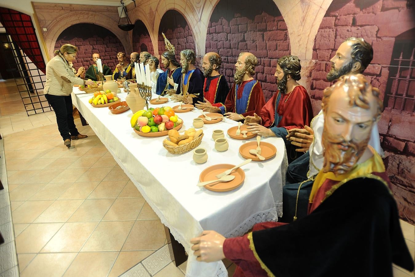 (02-03) Preparativos para la Santa Cena del paso Morado de Lorca.