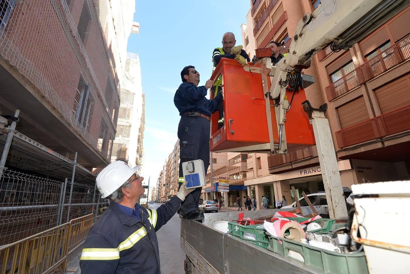 (02-03) Equipo de electricistas municipales preparando la iluminación extraordinaria de Semana Santa