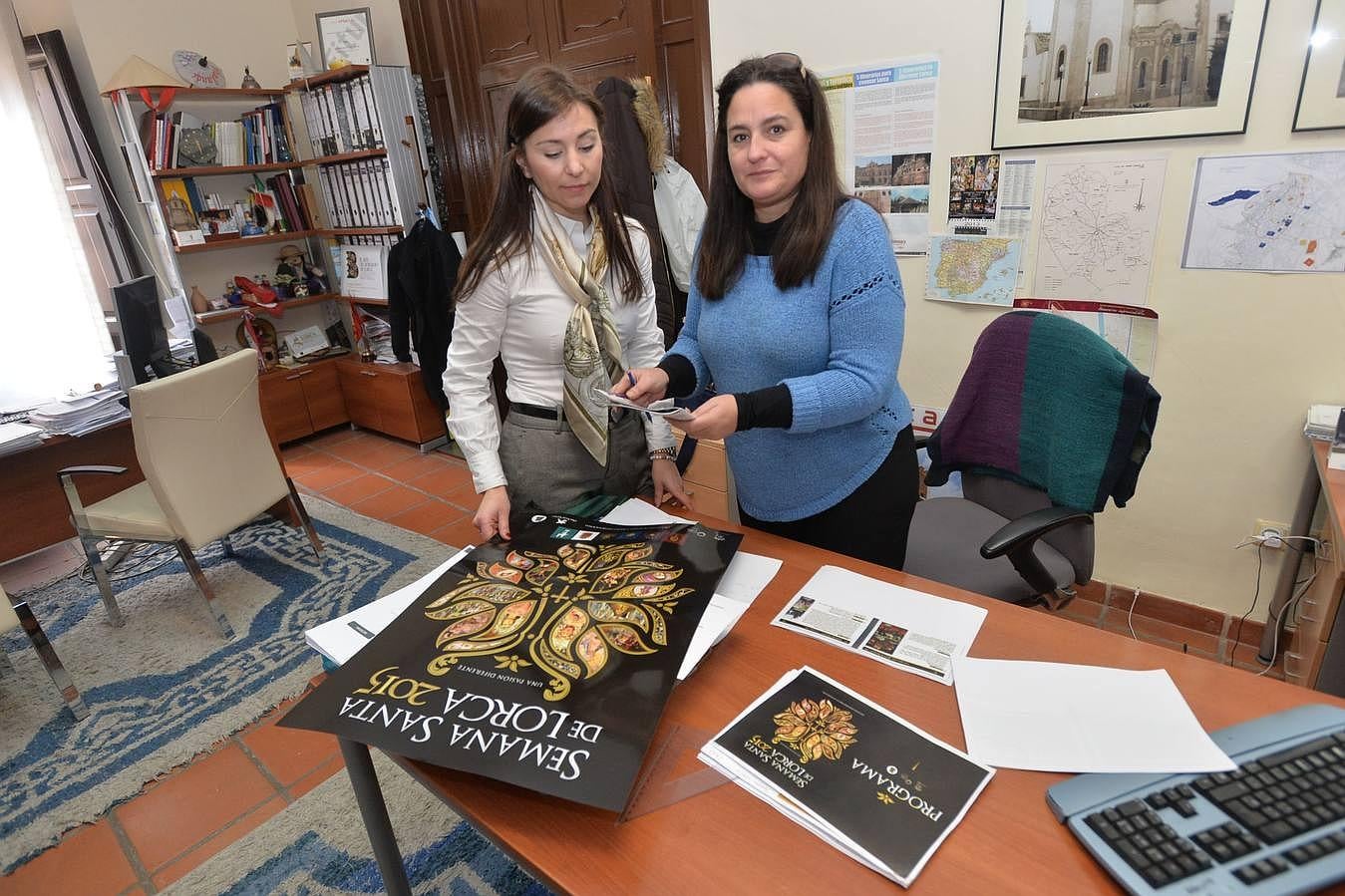 (02-03) Trabajadoras de la oficina de turismo preparando la información para la Semana Santa de Lorca