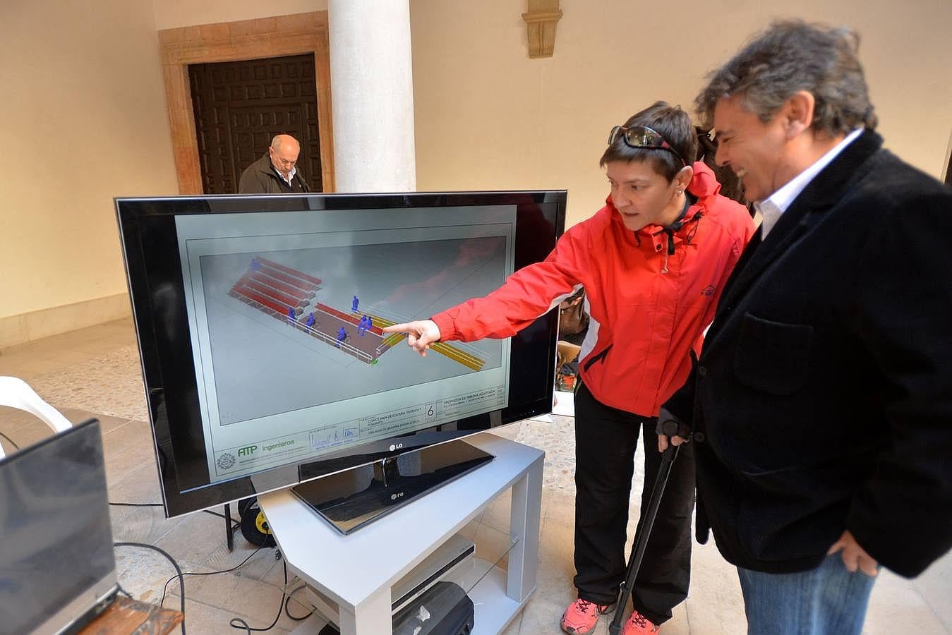 (09-03) Representantes de colectivos de discapacitados observan el proyecto de las nuevas tribunas que se instalarán para que estas personas puedan disfrutar de la Semana Santa de Lorca