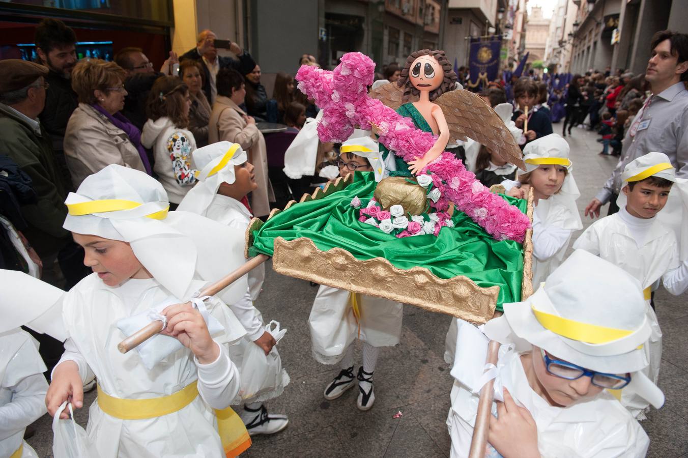 La Procesión del Ángel recorre las calles de la capital