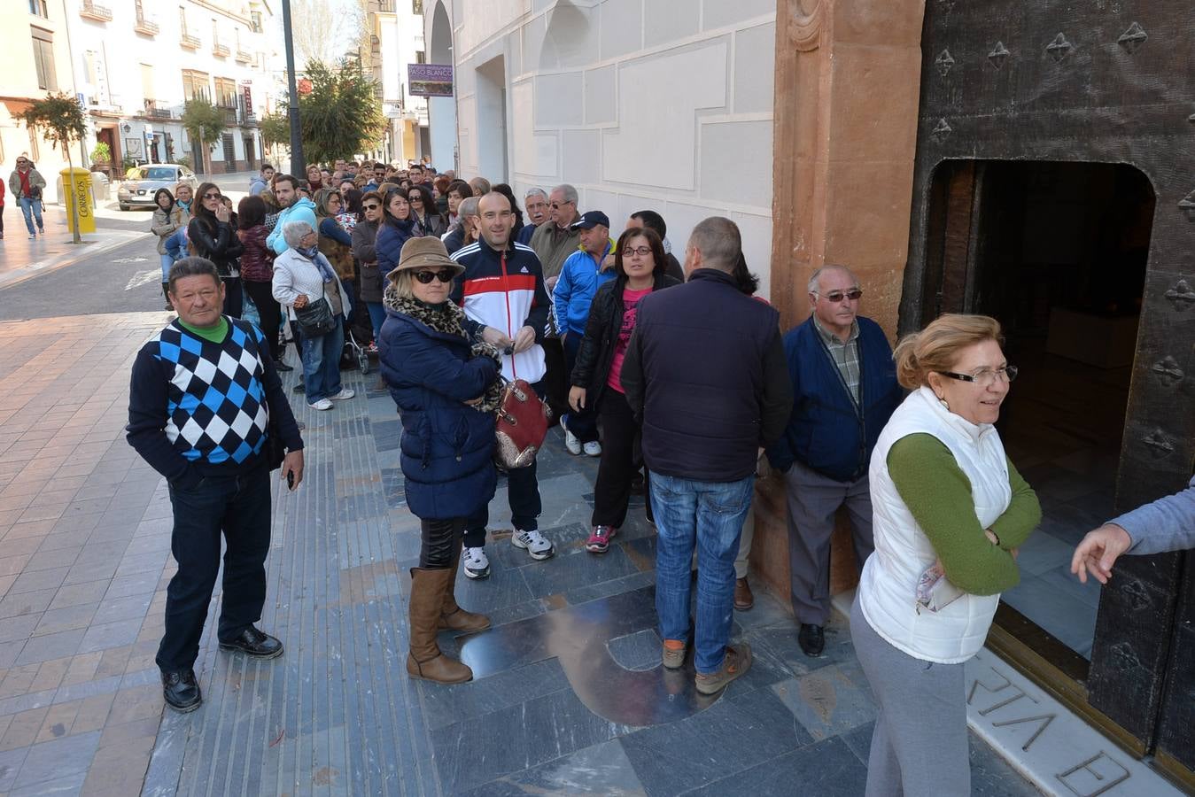 (16-03) Largas compras para adquirir las mejores sillas para las procesiones de Semana Santa en el Paso Blanco.