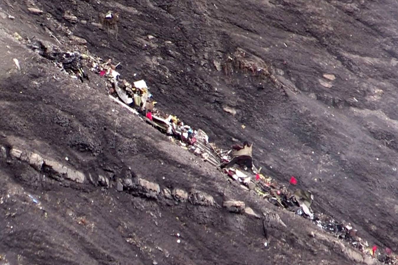 Restos del fuselaje en muchos kilómetros. SEYNE-LES- ALPES (FRANCIA). Los servicios de rescate se encuentran con restos del fuselaje del avión y de las pertenencias de los pasajeros del Airbus A320 de la compañía Germanwings. El avión se estrelló en los Alpes franceses y que se ha cobrado la vida de 150 personas, 42 de las cuales son españolas.