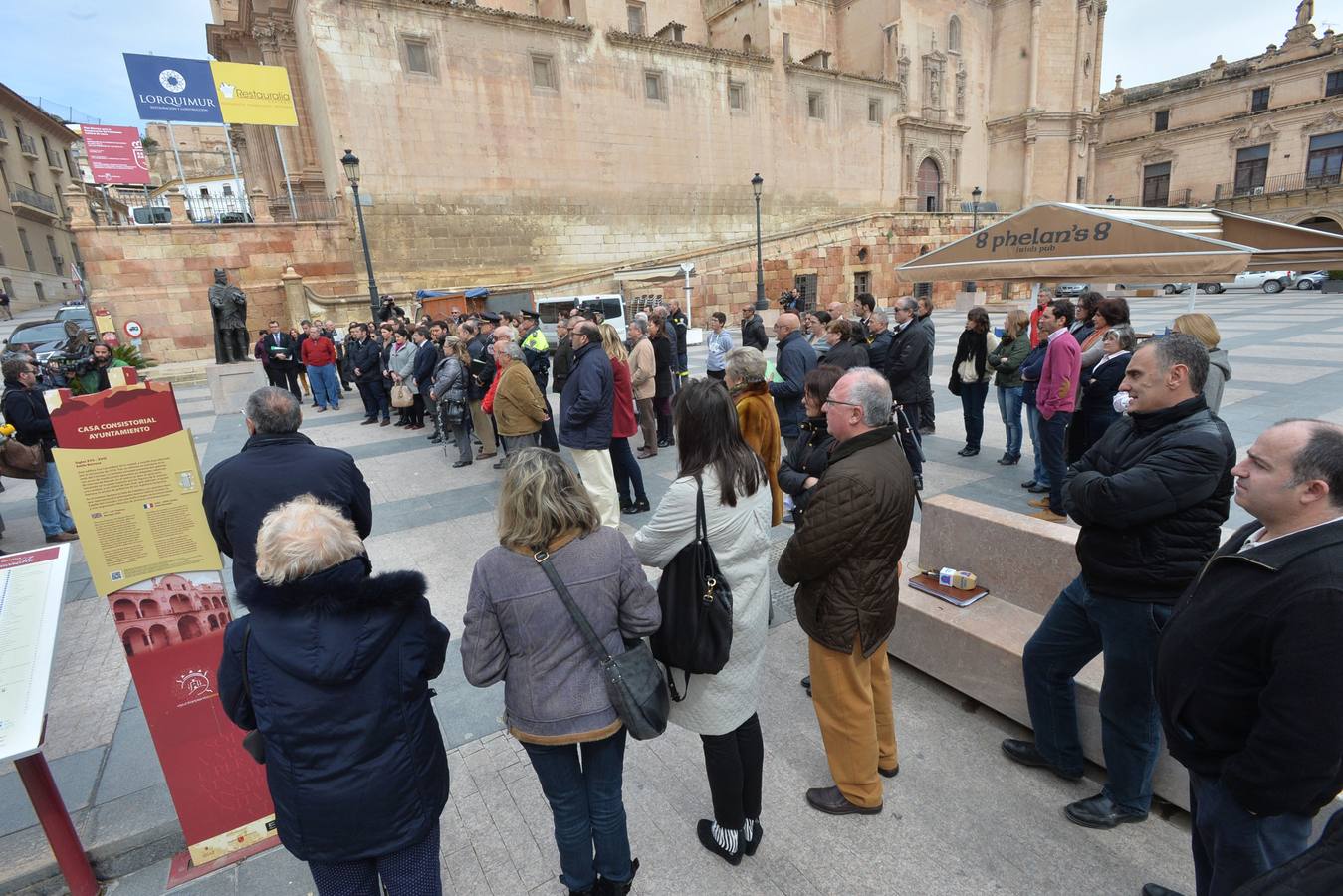 Minuto de silencio en la Plaza de España de Lorca.