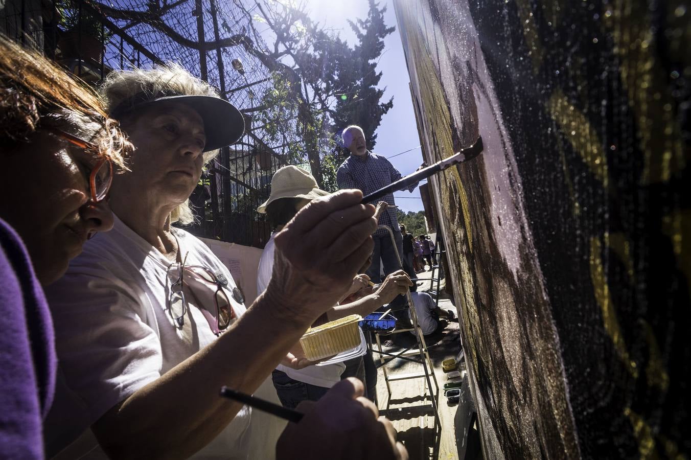Artistas pintan murales en el barrio de San Isidro de Orihuela
