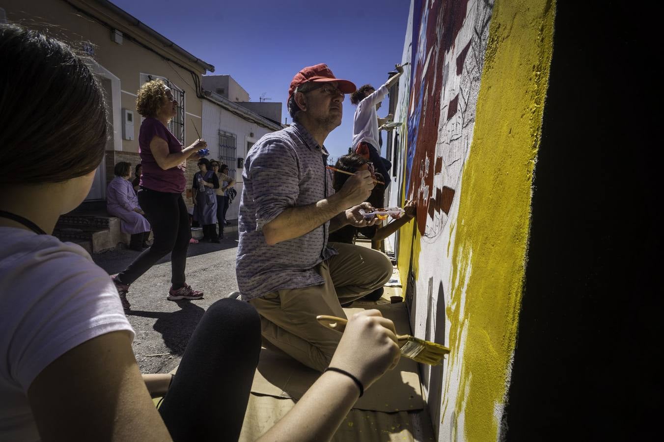 Artistas pintan murales en el barrio de San Isidro de Orihuela