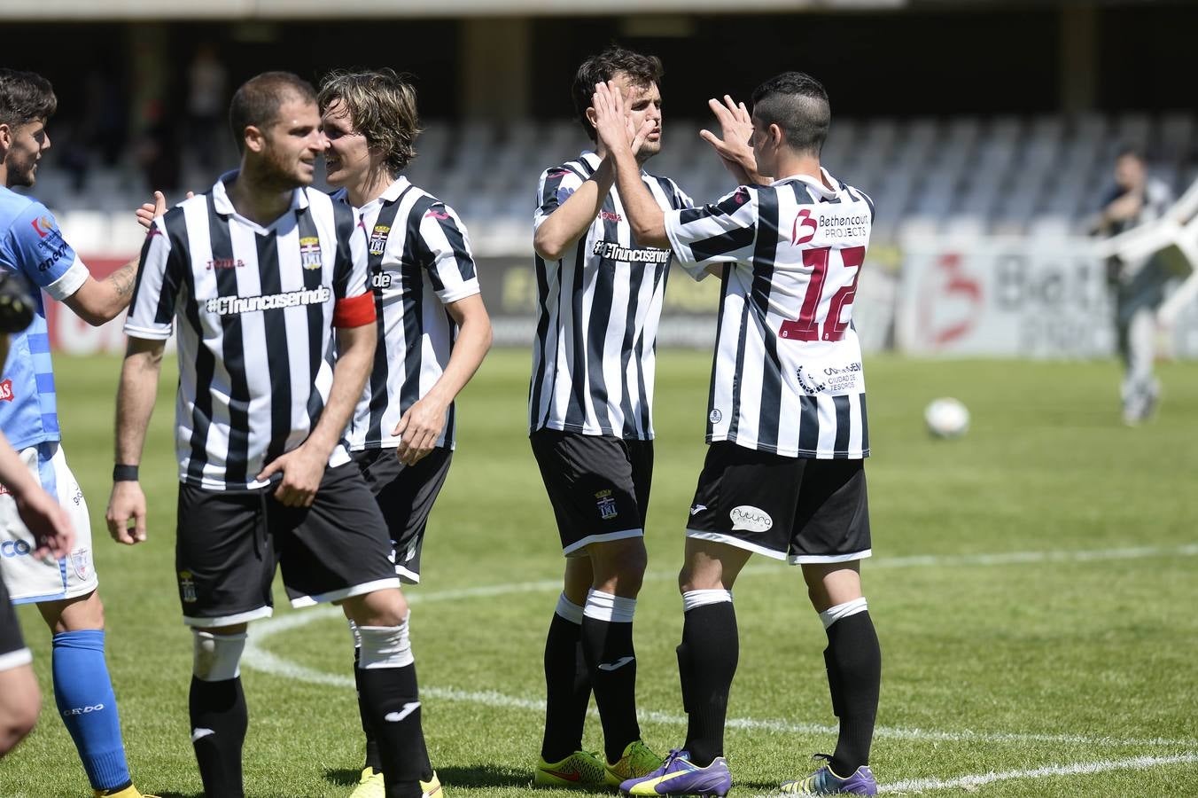 Chus Hevia saca al Efesé del descenso (1-0)