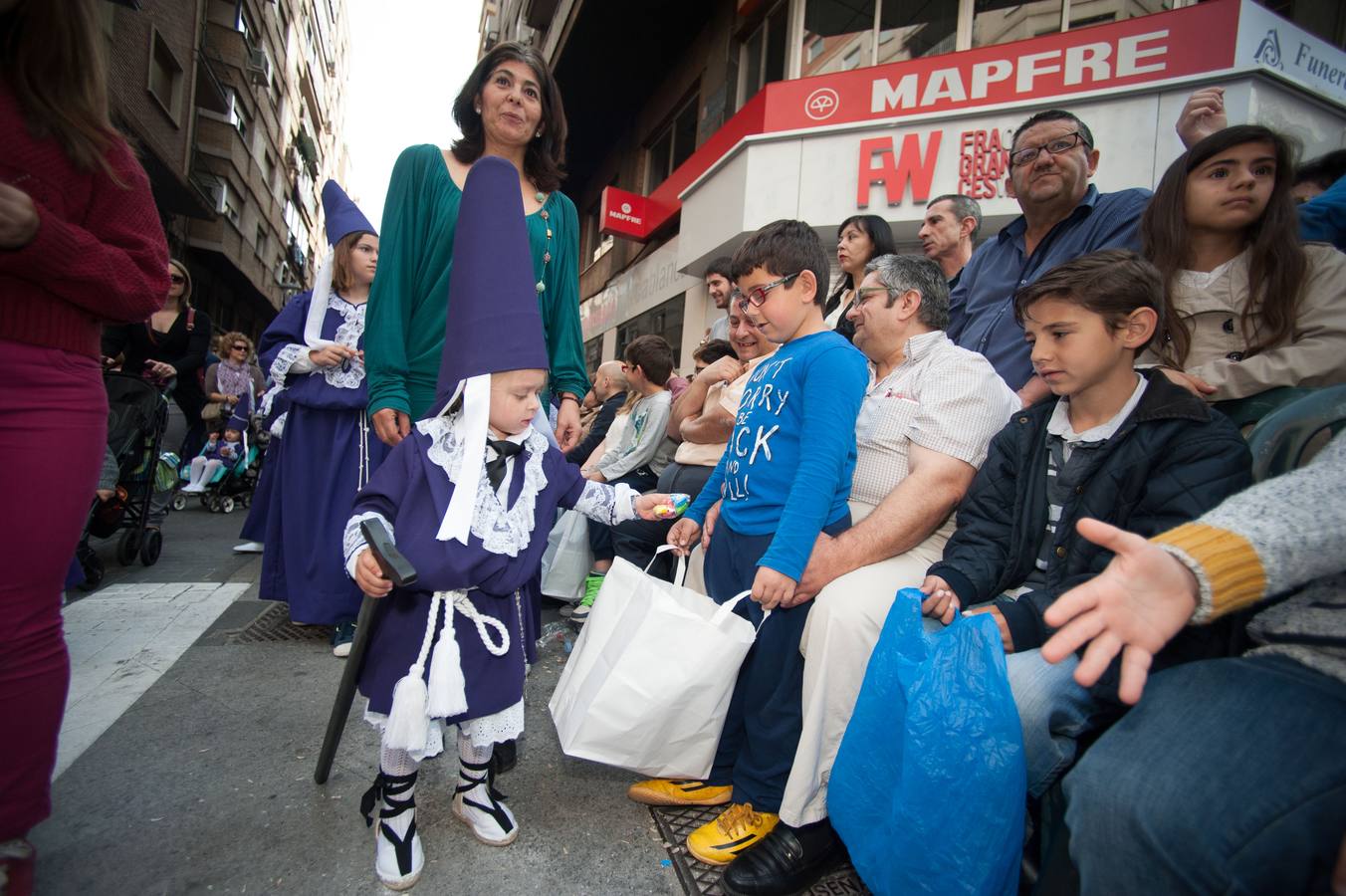 Calles repletas en una mañana primaveral para ver &#039;los Salzillos&#039;