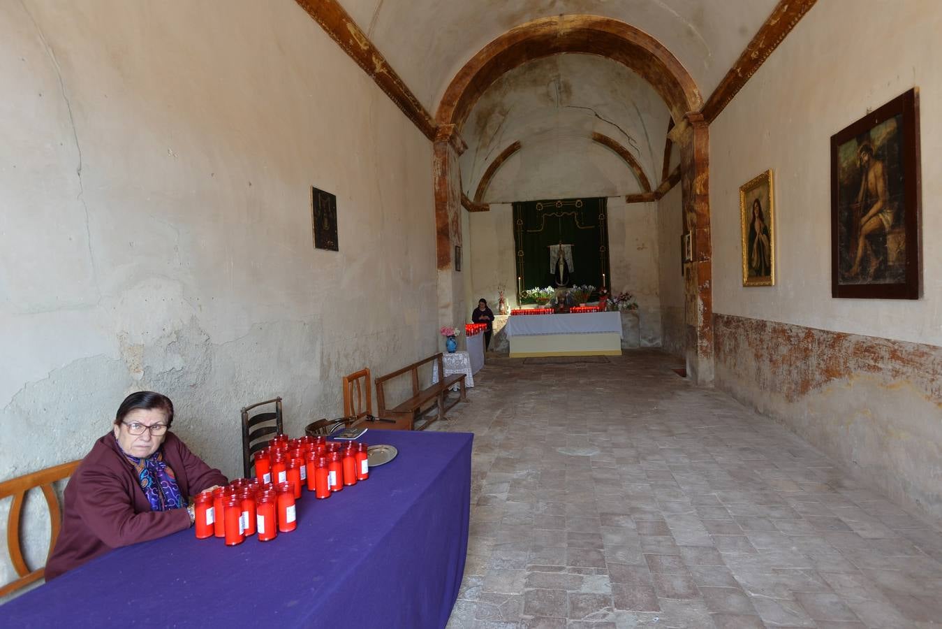 Oración penitente en el vía crucis morado