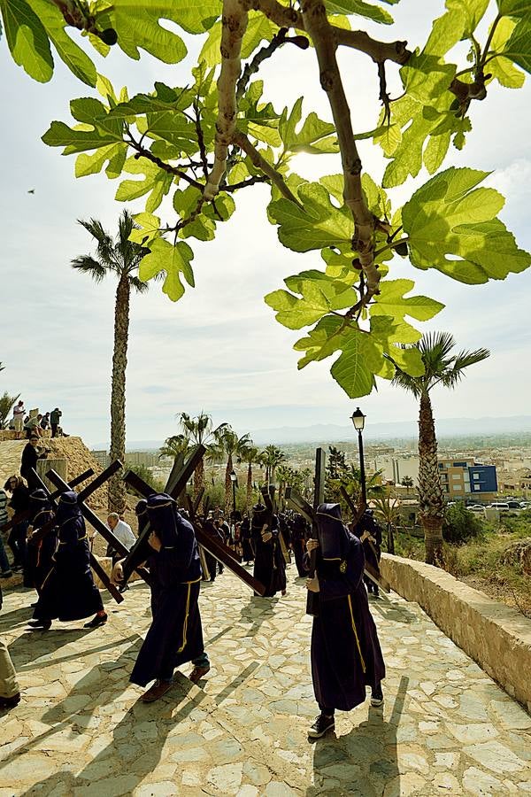 Oración penitente en el vía crucis morado