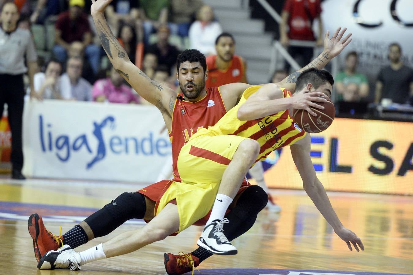 El UCAM Murcia pierte ante el FC Barcelona por un espeso ataque (64-76)