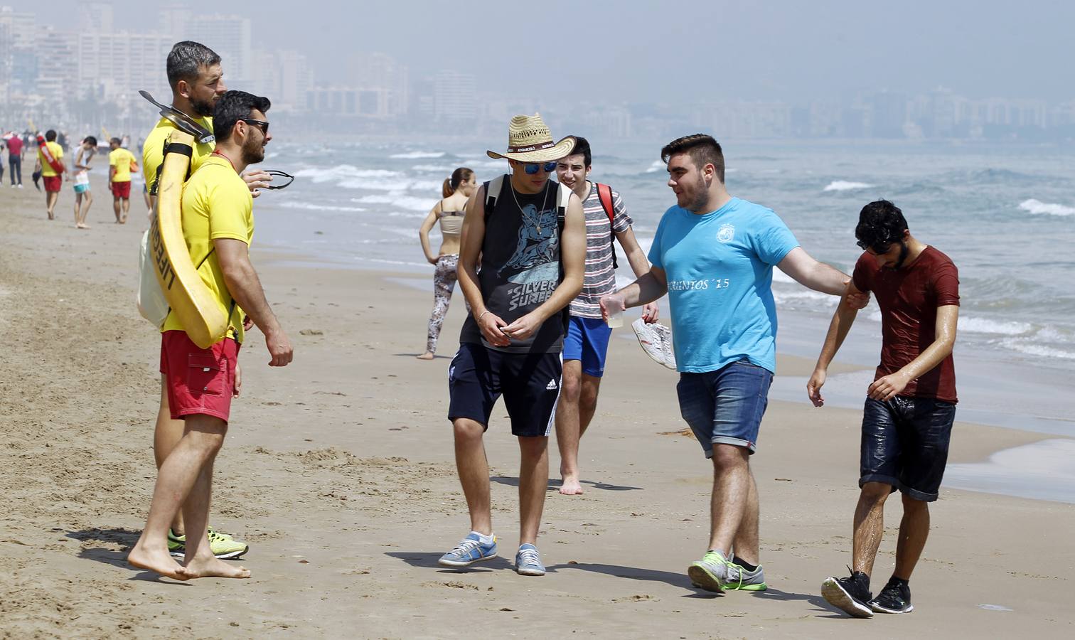 La Playa de San Juan se llena de jóvenes en Santa Faz