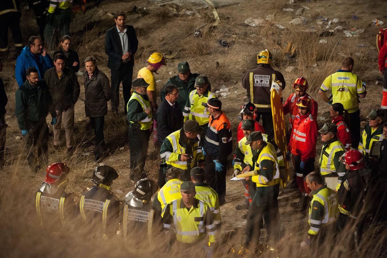 Decenas de bomberos, guardias civiles, policías y efectivos sanitarios se movilizaron esa noche para ayudar en las tareas de rescate.