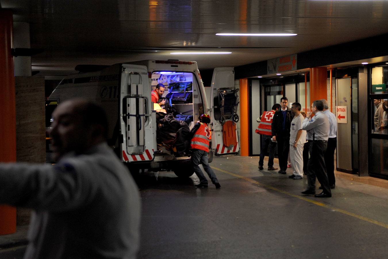 Los sanitarios trasladaron a los heridos a varios centros de la Región e incluso de Albacete. En la imagen, una ambulancia llega con un herido del accidente al hospital Morales Meseguer.