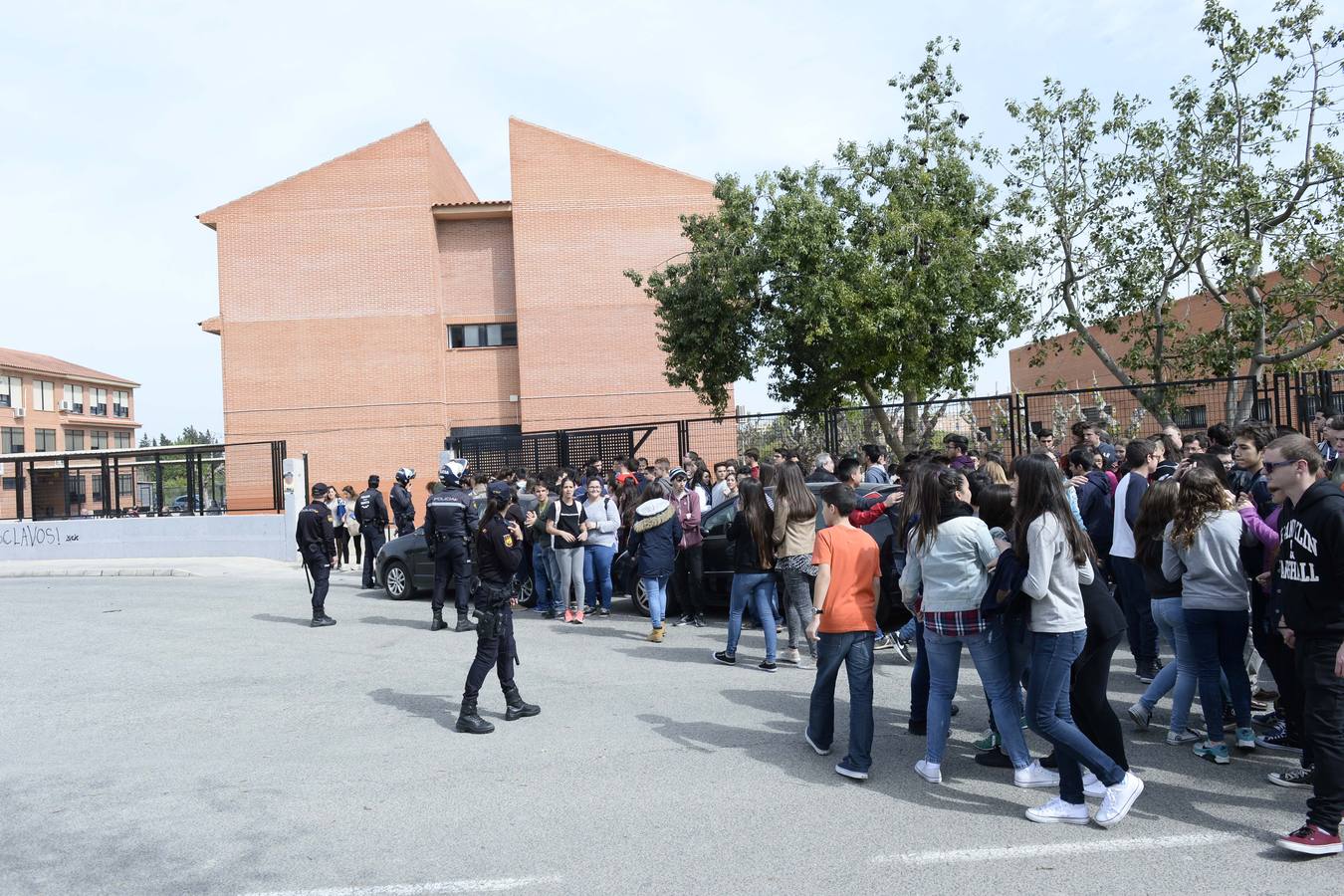 (13-04) La Guardia Civil desaloja el instituto Ingeniero de la Cierva de Murcia por una explosión. Los hechos ocurrieron pasadas las 10.30 horas, momento en el que el Centro de Coordinación de Emergencias recibió una llamada alertando del suceso, que provocó un pequeño incendio en el cuarto de la limpieza