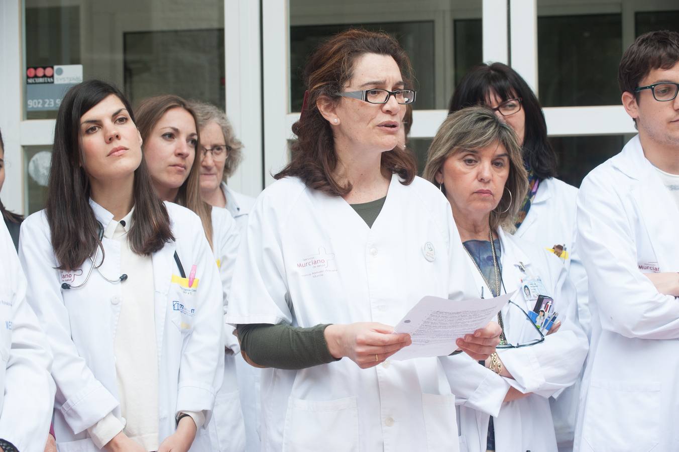 (13-04) Los médicos se concentran para denunciar el abandono de la Atención Primaria y la «falta de recursos». El Colegio de Médicos, el sindicato CESM y sociedades científicas advierten de que el objetivo de dedicar 10 minutos a cada paciente en la Región está más lejos de alcanzarse por los recortes