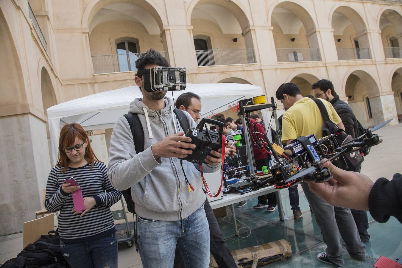 (14-04) Treinta alumnos de la UPCT fabrican impresoras de objetos y robots para desactivar bombas. La asociación UPCT Makers, de la Escuela de Ingeniería Industrial, capta el interés de varias empresas con diseños y prototipos innovadores.