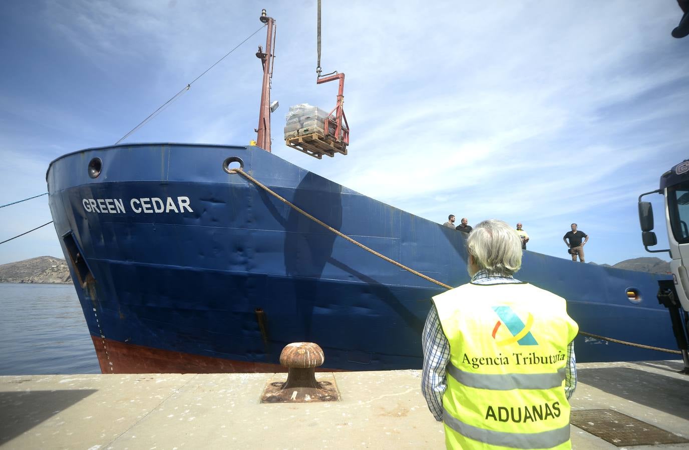 (17-04) Aduanas 'caza' un mercante con 15.000 kilos de hachís a 80 millas de la costa. El buque, con bandera de Togo y nueve tripulantes, fue descubierto por una patrulla aérea porque llevaba los fardos en la cubierta, a la vista.