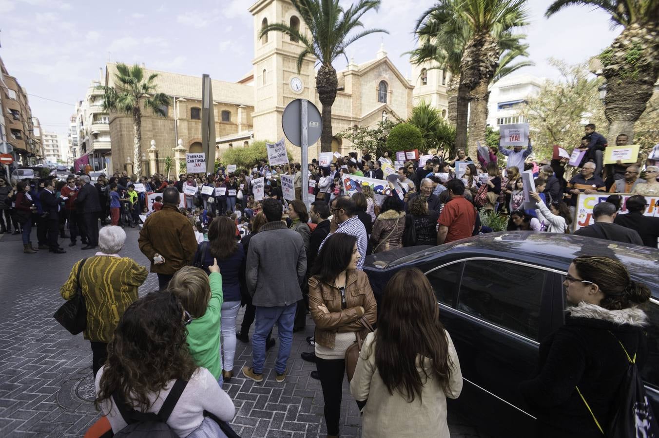 Protestan por la implantación de la jornada continúa Torrevieja