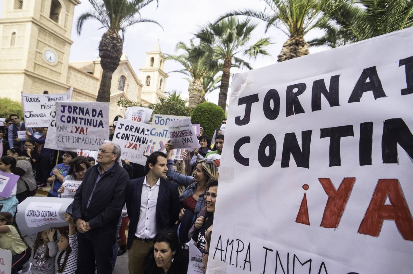 Protestan por la implantación de la jornada continúa Torrevieja