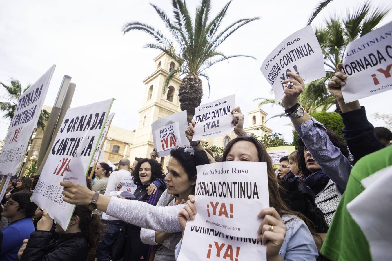 Protestan por la implantación de la jornada continúa Torrevieja