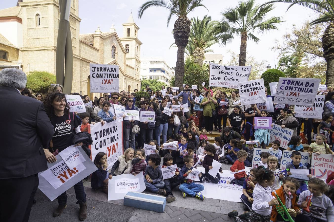 Protestan por la implantación de la jornada continúa Torrevieja
