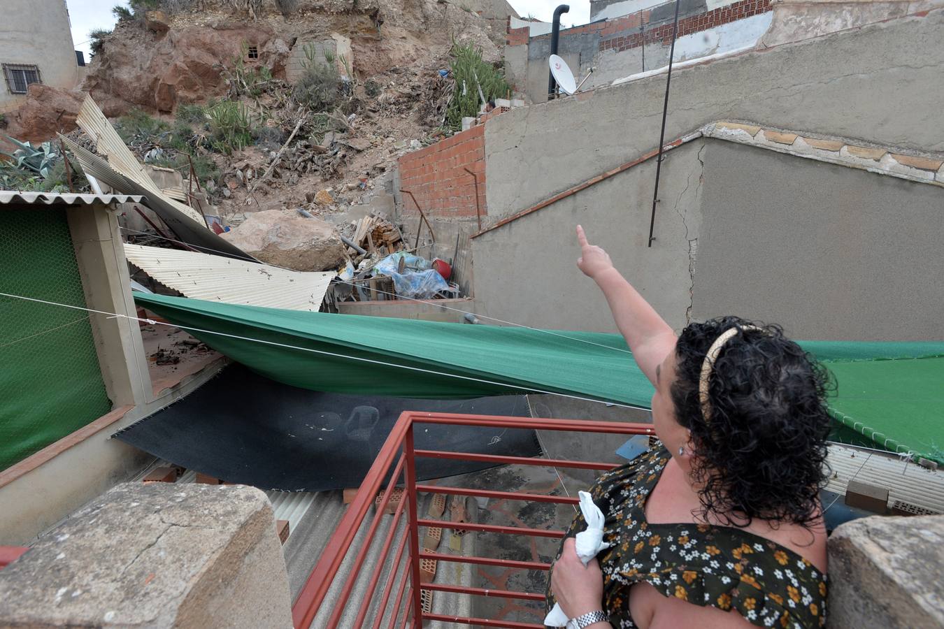 La caída de una roca obliga a desalojar cuatro casas en Lorca