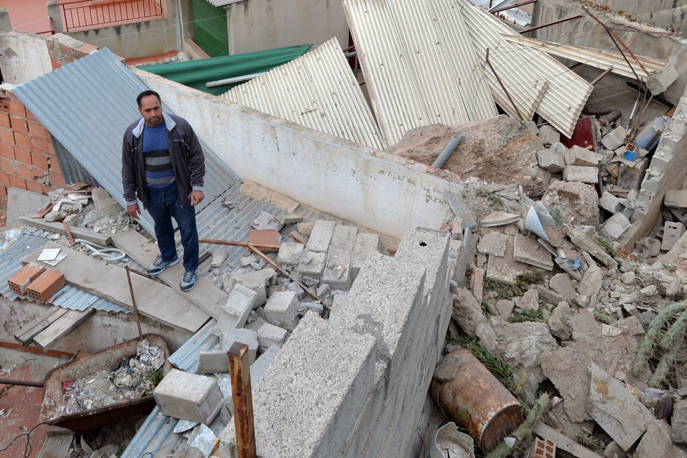 La caída de una roca obliga a desalojar cuatro casas en Lorca