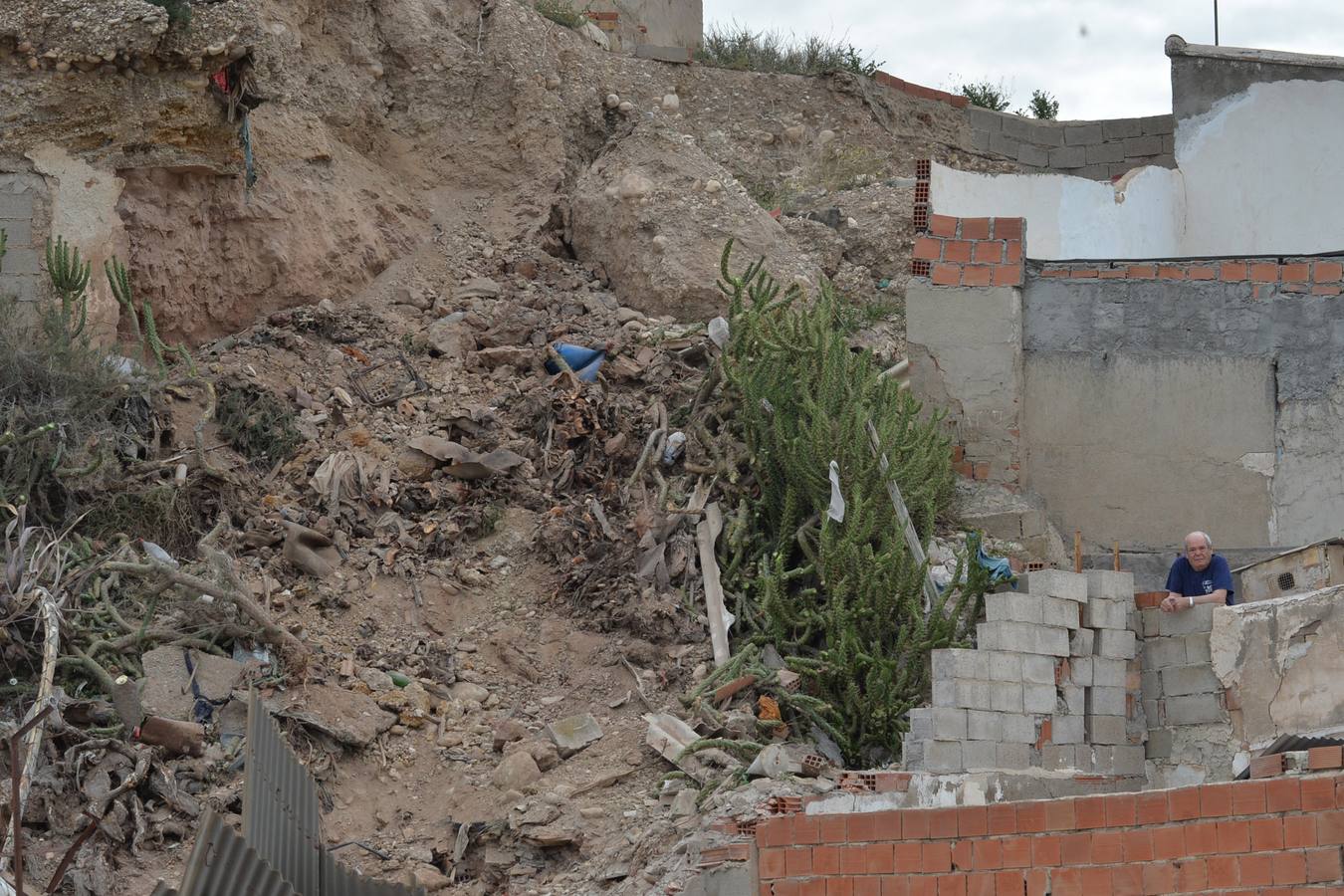 La caída de una roca obliga a desalojar cuatro casas en Lorca